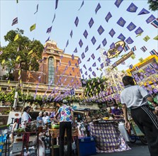 Stalls and tourists in Khao San Road