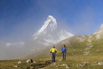 A woman and a man hiking on the Hohbalmen trail