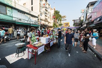 Stalls and tourists in Khao San Road