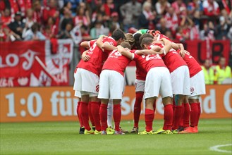 Team of FSV Mainz 05 in a huddle before a match