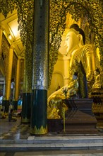 Buddastatue in the Shwedagon Pagoda