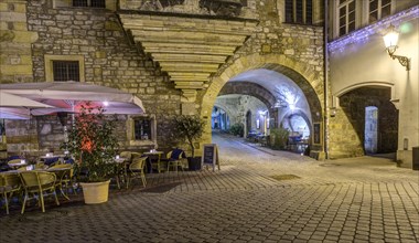 Wenigemarkt with passage of the Agidienkirche to the Kramerbrucke in the evening