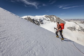Mountaineer during the ascent on the summit ridge on the Tuckettspitze
