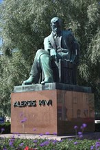 Monument to Aleksis Kivi on the station forecourt