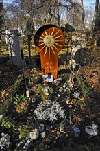 Graves with autumn leaves on the Ostfriedhof