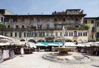 Case dei Mazzanti with a frescoed facade