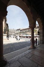 Arcades of the Casa dei Mercanti building