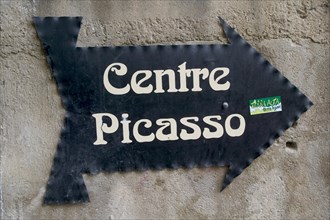 Arrow sign 'Centre Picasso'