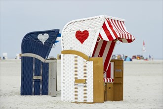 Roofed wicker beach chairs with hearts