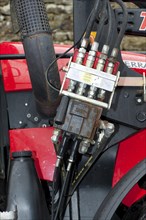 Quick release hydralic bracket on tractor for powering loader