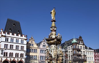 Petrusbrunnen fountain on Hauptmarkt square