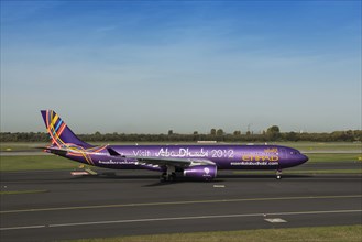 Aircraft of Etihad Airways with the slogan 'Visit Abu Dhabi'