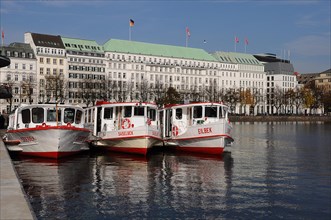 Alsterdampfer boats in front of the Hotel Vier Jahreszeiten