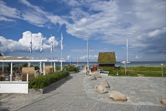 The beach promenade and the Flunder sea platform