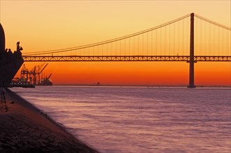 25th Abril bridge and Monument to the Discoveries at dawn