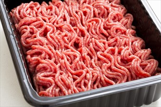 Minced meat in plastic tray.