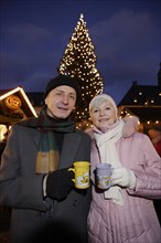 An elderly couple at the Christmas market in Annaberg-Buchholz