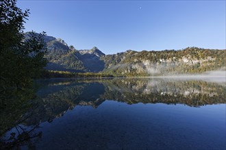 Early morning on lake Offensee