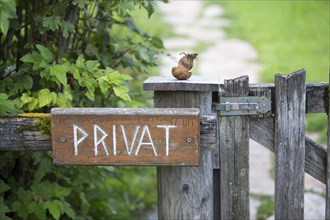 Privat' sign on the fence of a plot of land at Weissensee lake