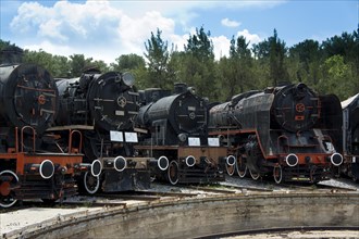 4 locomotives standing in front of the turntable