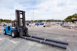 Forklift for lifting yachts