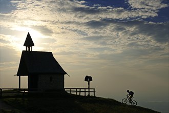 Mountain bikers at the Chapel of Steinling Alm