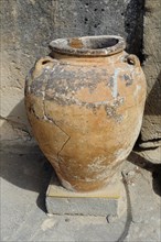 Minoan clay pot