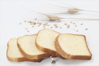Ears of wheat and slices of bread