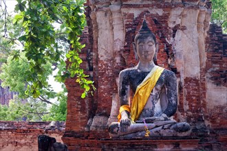 Sitting Buddha in the ruins of Wat Phra Mahathat