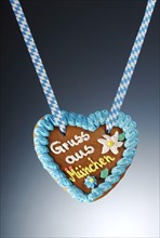Gingerbread heart with the message 'Gruss aus Muenchen'