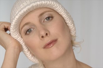 Blonde woman with a white woolly hat