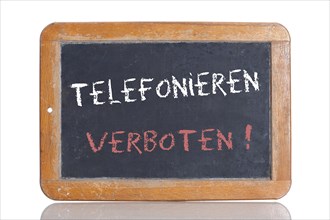 Old school blackboard with the words TELEFONIEREN VERBOTEN!