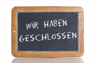 Old school blackboard with the words WIR HABEN GESCHLOSSEN