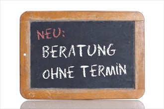 Old school blackboard with the words NEU: BERATUNG OHNE TERMIN
