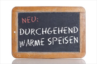 Old school blackboard with the words NEU: DURCHGEHEND WARME SPEISEN