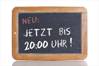 Old school blackboard with the words NEU: JETZT BIS 20:00 UHR!