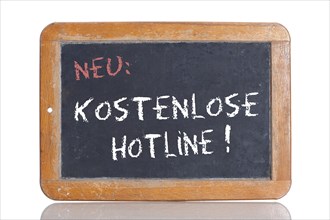 Old school blackboard with the words NEU: KOSTENLOSE HOTLINE!