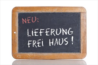 Old school blackboard with the words NEU: LIEFERUNG FREI HAUS!
