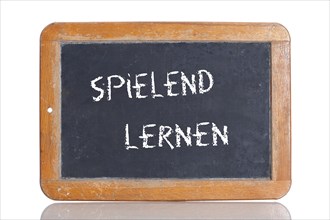 Old school blackboard with the term SPIELEND LERNEN