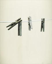 Clothesline and clothes pegs