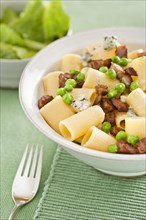 Pasta served with peas