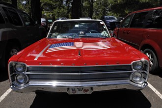 Roter Plymouth Fury 67 with U.S. flat on the hood