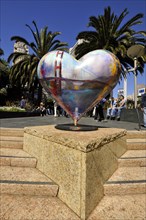 Sculpture of a heart with the Golden Gate Bridge