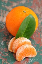 Mandarine and pieces of mandarine