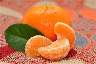 Mandarine and pieces of mandarine