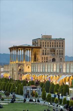 Ali Qapu palace at dusk