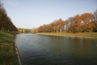 Autumn in the recreation area at Decksteiner Weiher lake