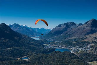 Paragliders in front of St. Moritz and Malojaseen in Upper Engadine