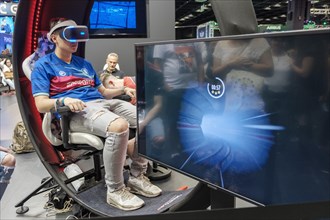 Visitors to the virtual driving simulator of an underground train at gamescom