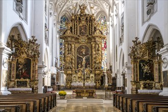 Interior and altar of the parish church Maria Himmelfahrt